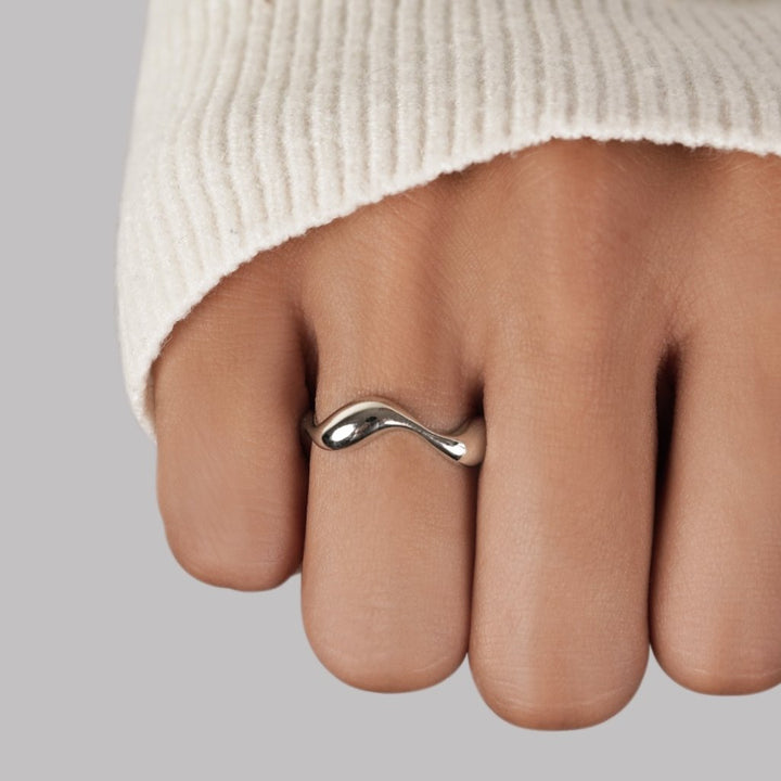 WAVES – MINIMALIST RING
