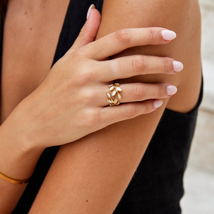 Serene – Gold Leaf Ring