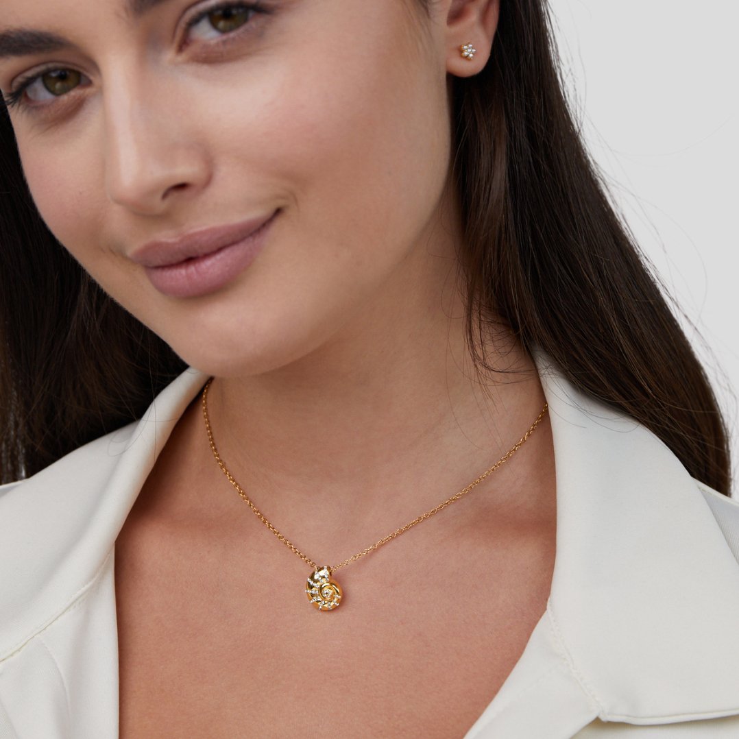 LUCA CRYSTAL SHELL PENDANT NECKLACE