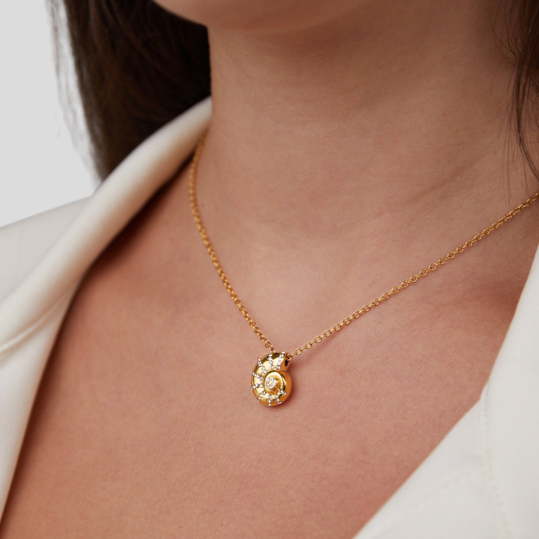 LUCA CRYSTAL SHELL PENDANT NECKLACE