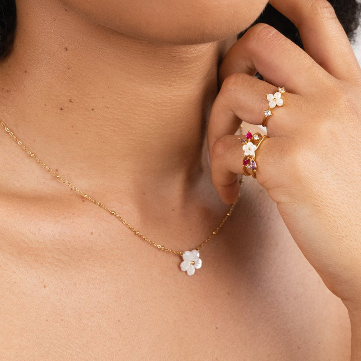 Weißes Blütenblumen-Halsband