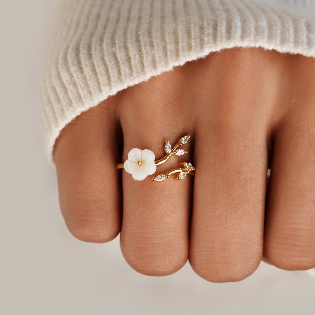 RISE – WHITE BLOSSOM RING