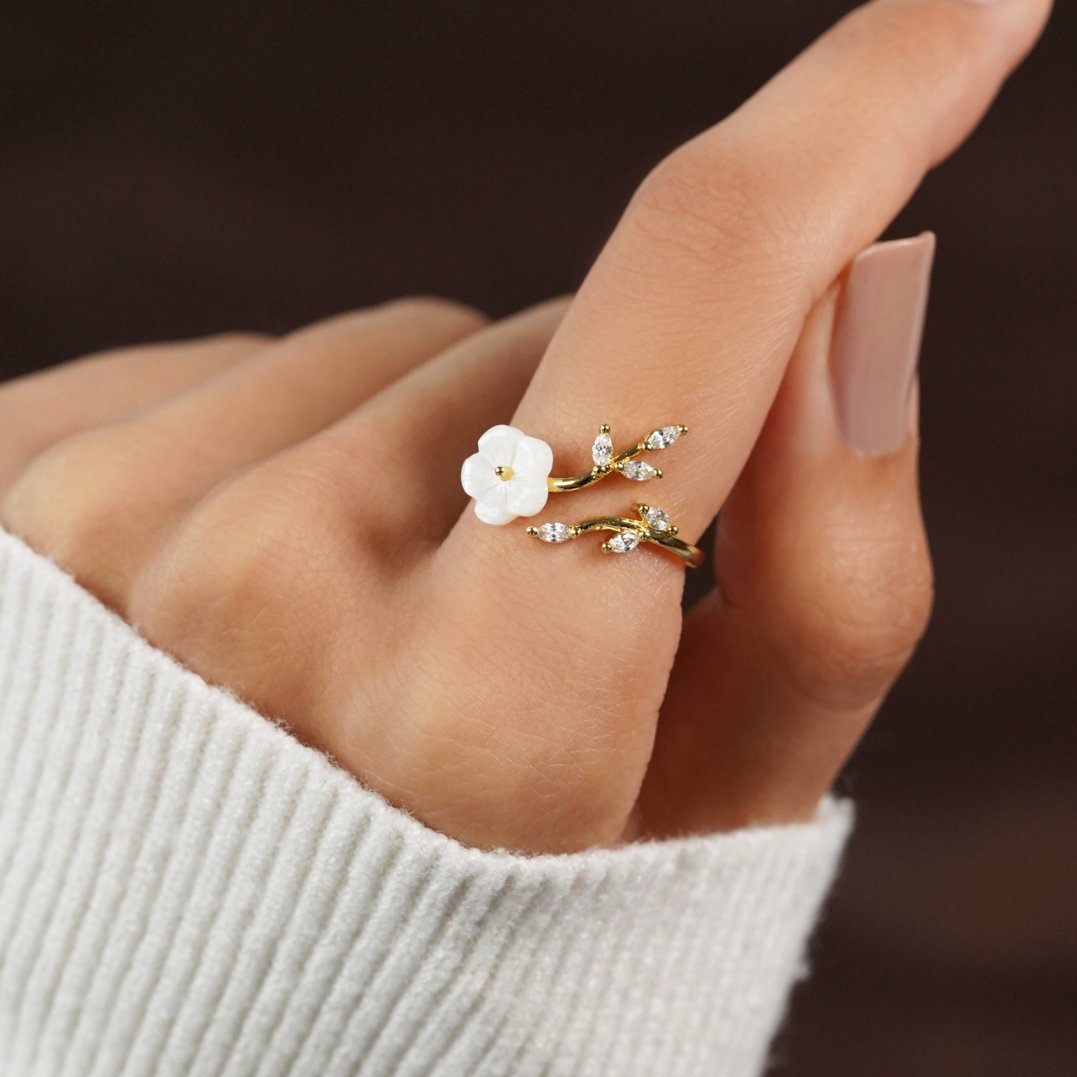 RISE – WHITE BLOSSOM RING