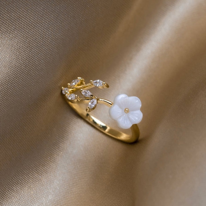 RISE – WHITE BLOSSOM RING